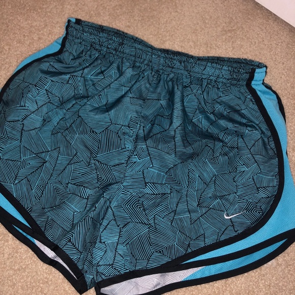 Women’s Nike Shorts (M) - Picture 2 of 3
